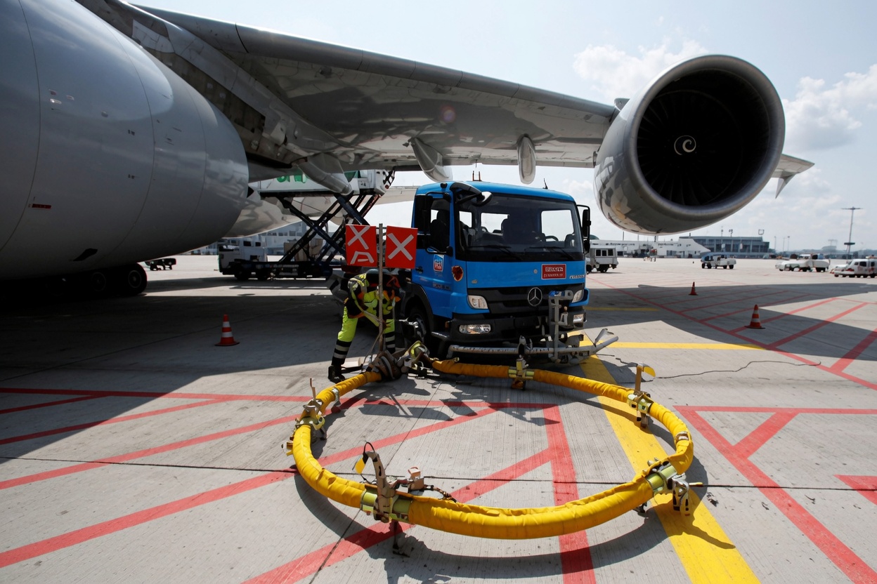 carburant aviation Jet A-1 livré sur plateforme aéroportuaire