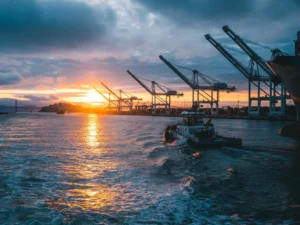 Plateformes pétrolières en mer illustrant la baisse des cours du brut
