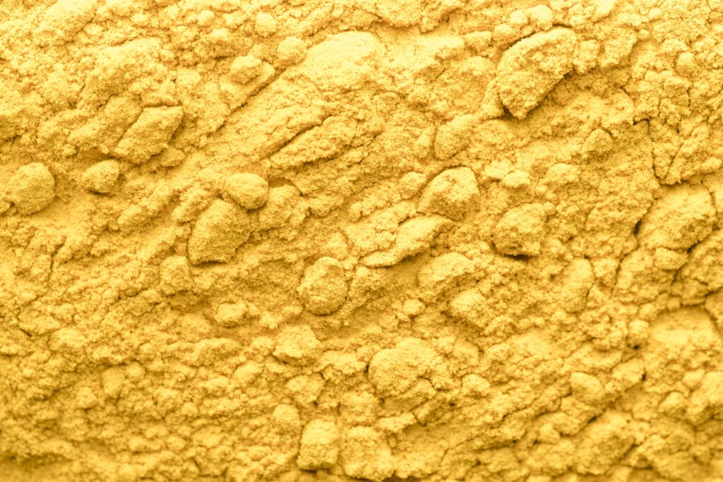 Soufre en poudre jaune, matière première des engrais soufrés négociée par E-Station